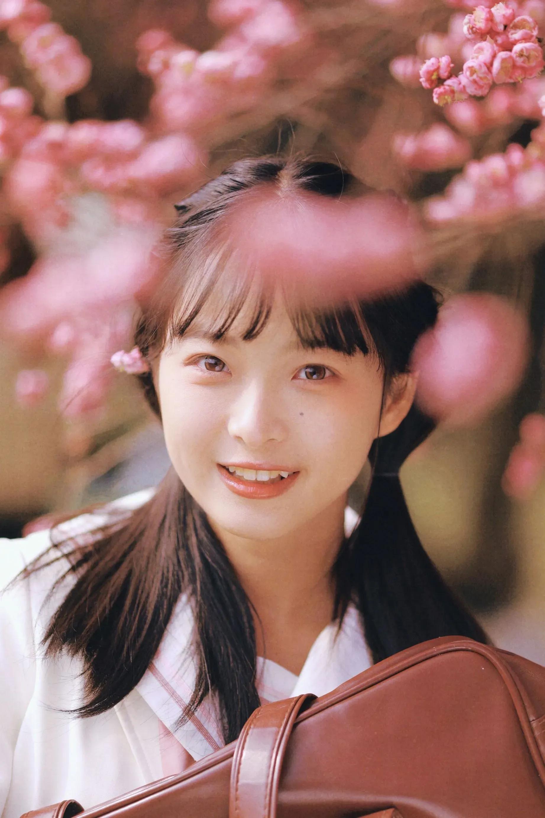 街拍亮点:偶遇图书馆中的JK制服青春靓丽MM