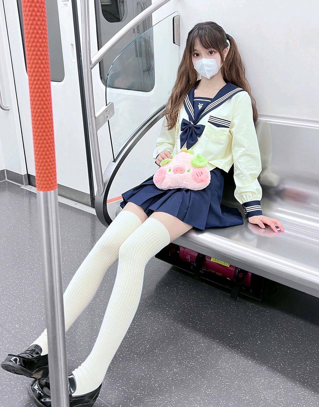 JK制服：颜值很高的校园风小姐姐 