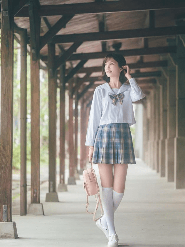 街头清新JK美女！黑色JK制服百褶裙，妩媚漫步，修长美腿勾勒时尚之美！