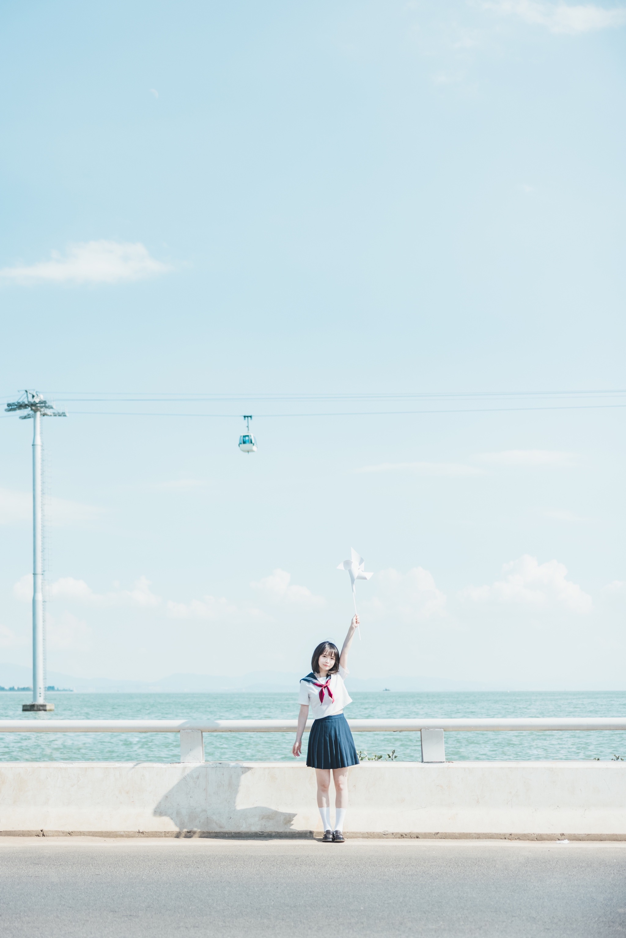 选了长款的很好看，腰部有个绳子可以收腰 还有两个刺绣的挂坠一套搭配很省心，配色看起来也很舒服 适合夏天