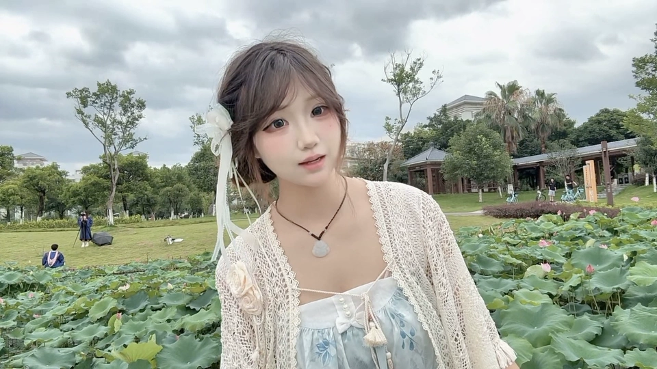 选了长款的很好看，腰部有个绳子可以收腰 还有两个刺绣的挂坠一套搭配很省心，配色看起来也很舒服 适合夏天