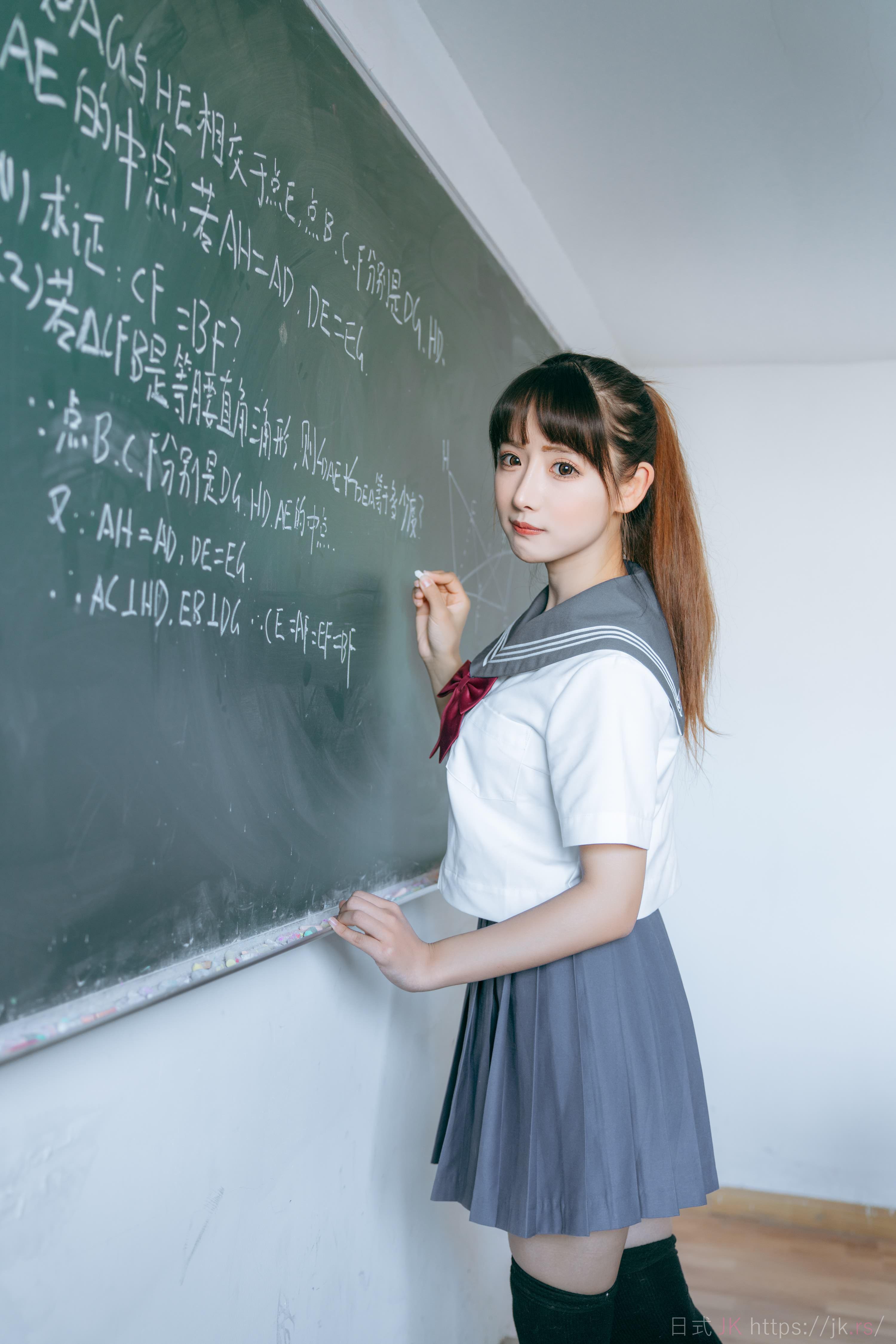 绝绝子，显瘦遮肉。质量奈斯～版型好看的 谁能不爱呢 百搭又日常一开始以为只是图片拍的好看，完全是我多虑了，遮肉又美丽，舒适也很合身，颜色很衬肤色，宝贝上身效果非常显瘦，尺码表上面提供的尺码非常标准，下