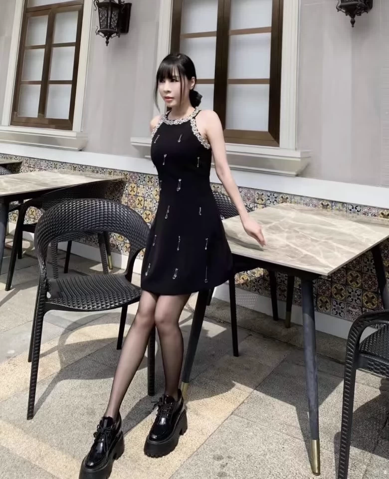 超级好看自然，不易勾丝丝袜好轻薄，穿上也不容易勾丝，很自然丝袜超级好看！很显身材！主要是很sexy！爱了