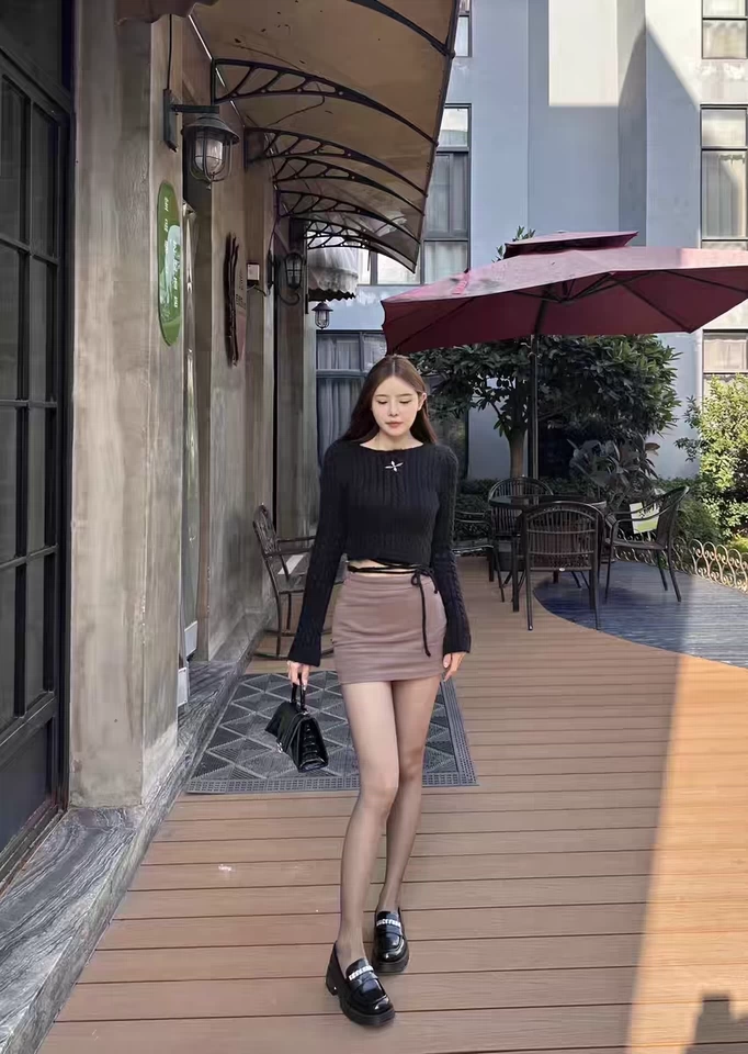 终于买到了不勒脚趾头的丝袜了，以前的丝袜穿一会会脚趾头就疼得受不了，这条就特别适合高个子穿。轻薄透气，颜色均匀不斑驳，弹力很大，不会掉档