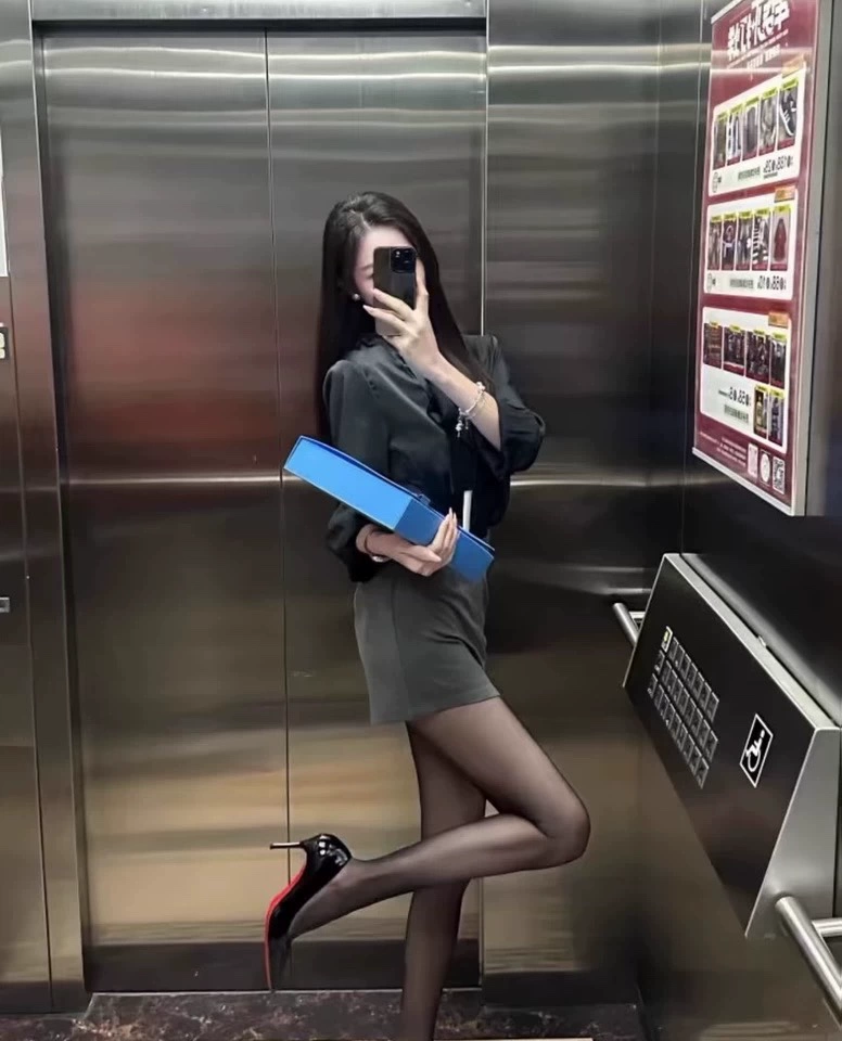 终于买到了不勒脚趾头的丝袜了，以前的丝袜穿一会会脚趾头就疼得受不了，这条就特别适合高个子穿。轻薄透气，颜色均匀不斑驳，弹力很大，不会掉档