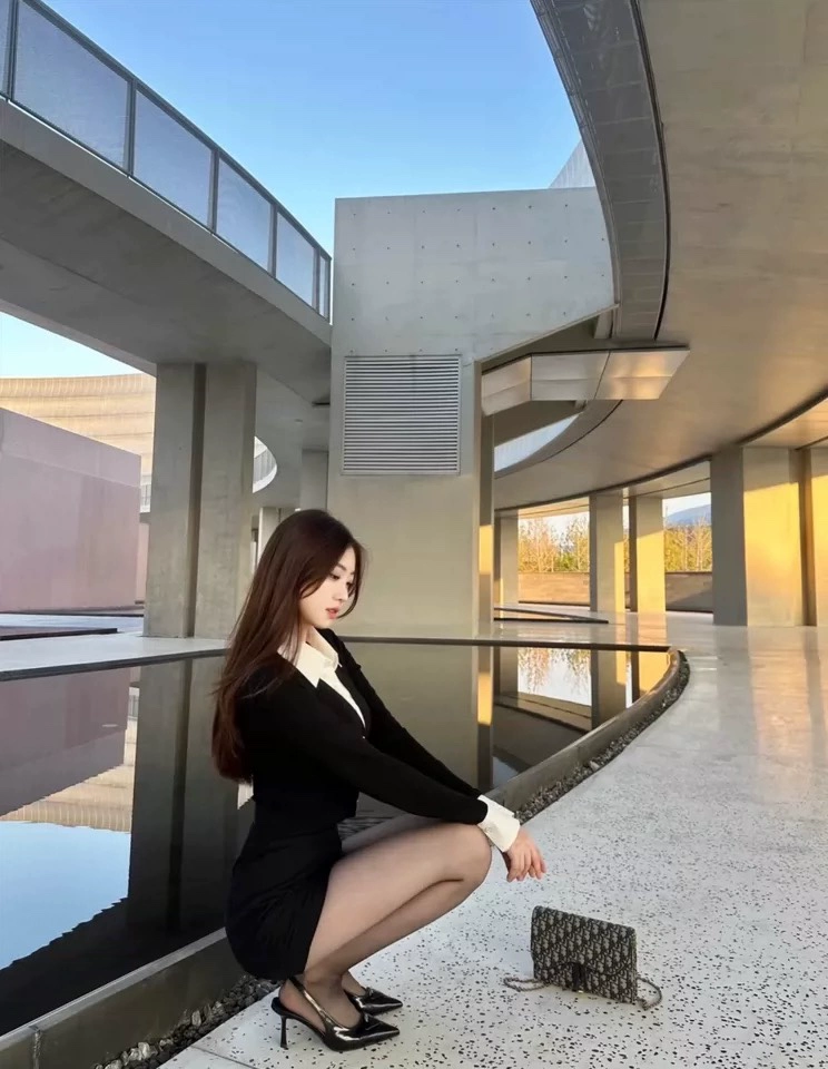 很不错的一款丝袜，做工精细没有多余的线头，穿着不紧绷好舒服，很合身，关键不卡档也不勾丝，质量非常好。