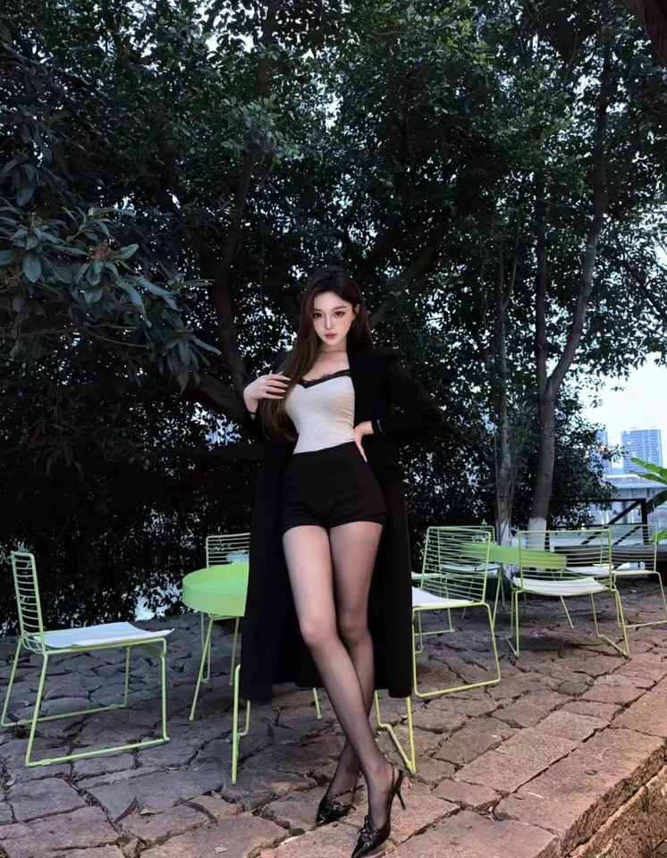 丝很薄很透，颜色很自然，能遮住腿上的瑕疵而且显瘦就很喜欢，纯欲穿搭必备了，丝袜很自然，不会掉档也很好提 手感摸起来很丝滑。