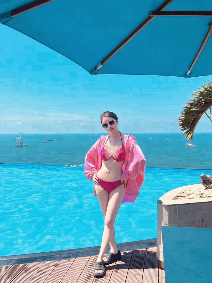 内衣挺好看的喜欢可以购买，聚拢也还不错，穿着也比较性感，还适合夏天出去玩穿