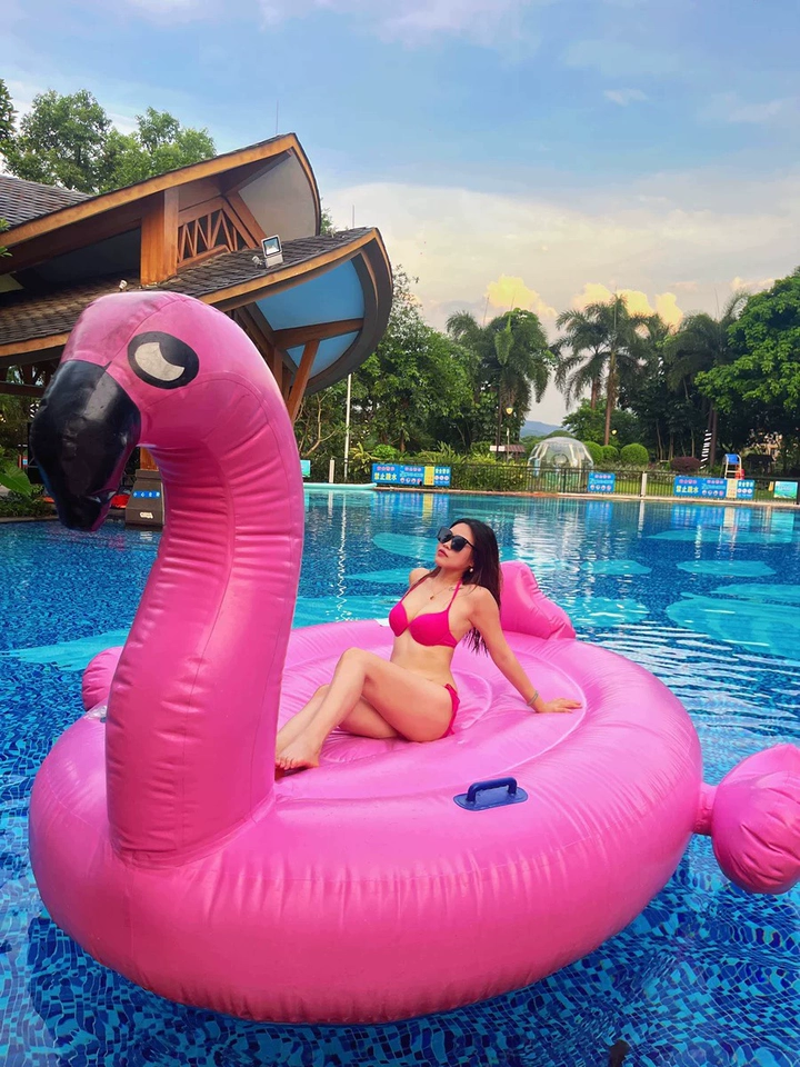 颜色很鲜艳，很显白，绝了。三亚去玩的时候买的很好看