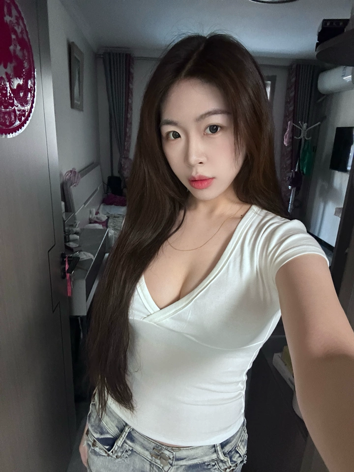 真的很好看啊，穿起来很棒，大小合适，很满意的一次购物