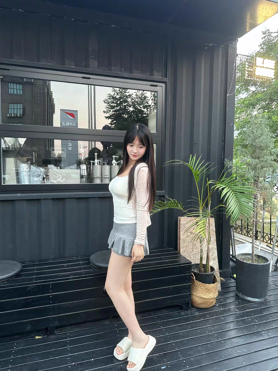 十衣服很百搭 布料柔软舒适 款式很修身显身材 很适合夏季搭配