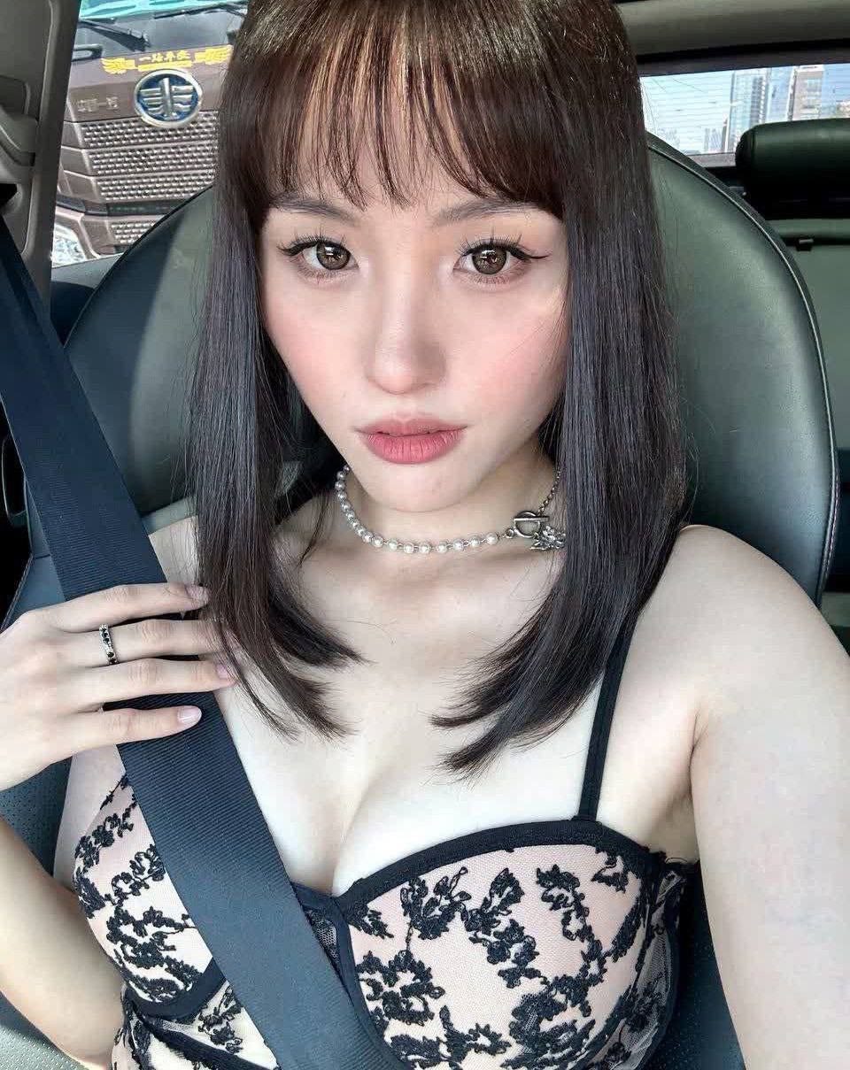 可可爱爱的小姐姐自拍美腿丝袜