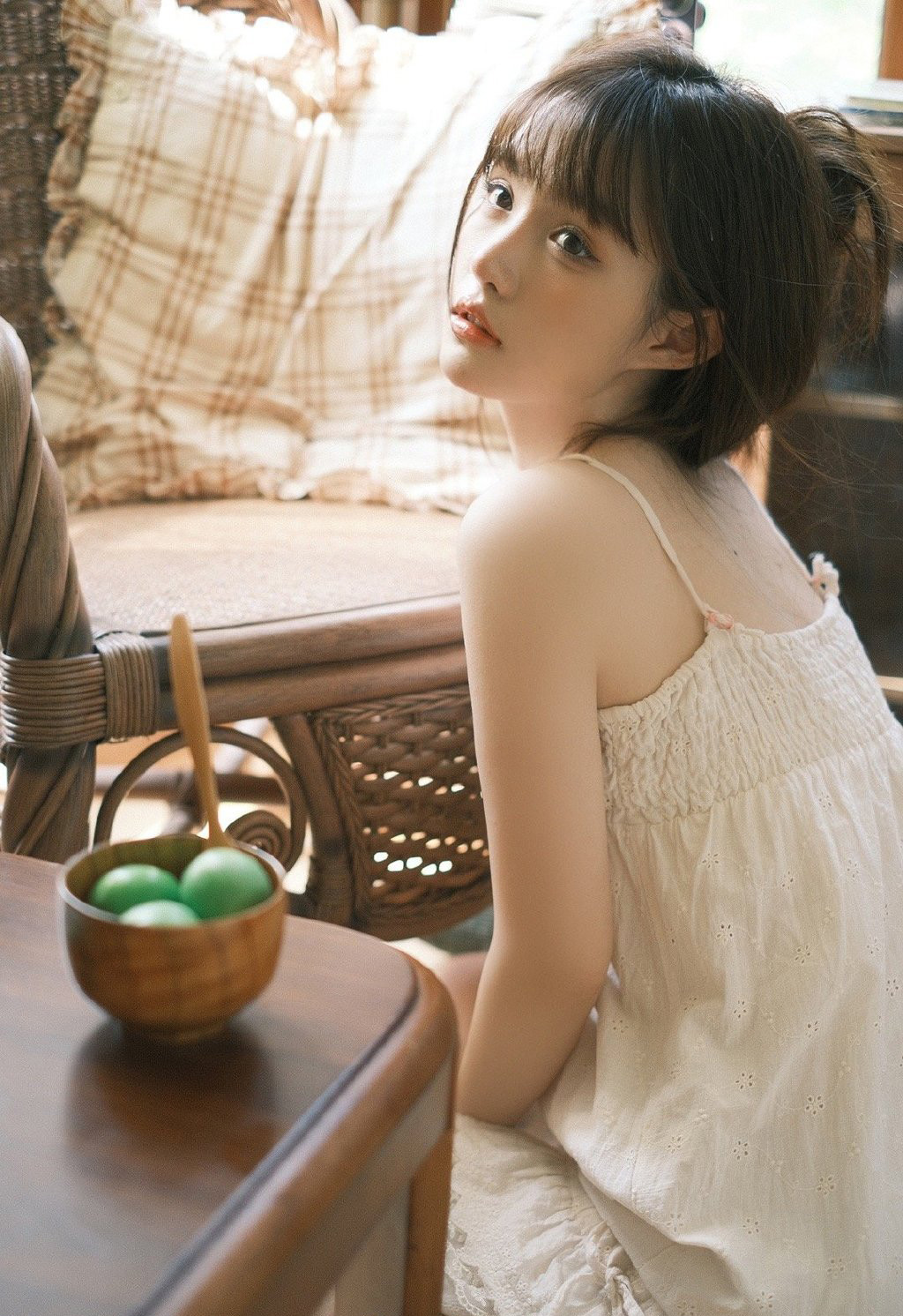 泳池里的蓝色夏天