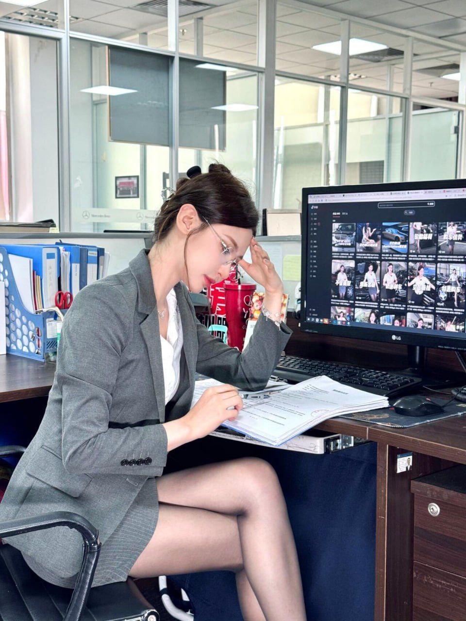 可爱的眼镜妹自拍照