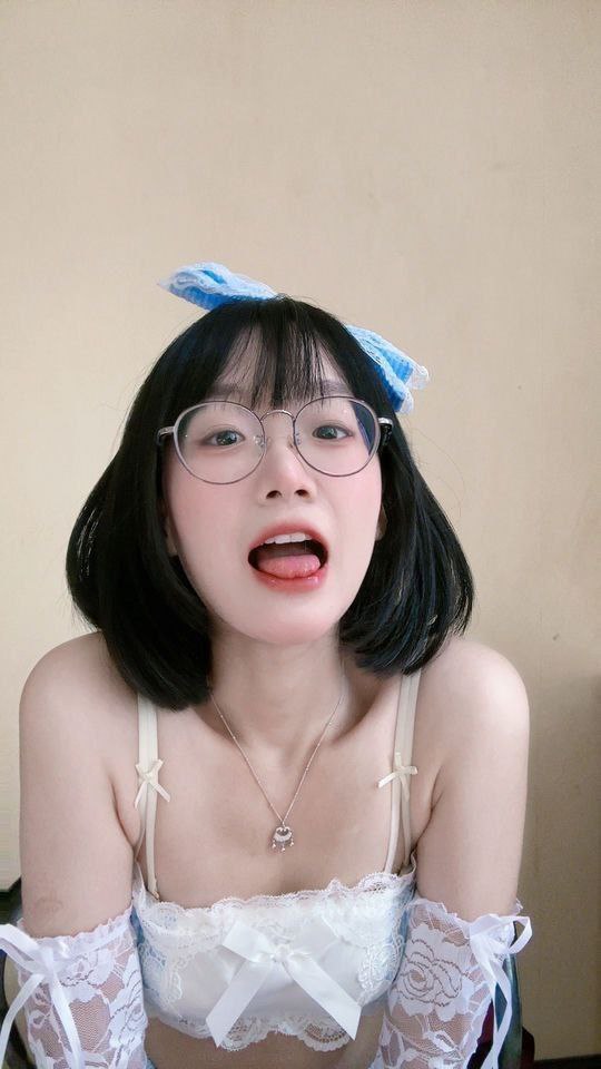 高挑身材眼镜妹自拍照