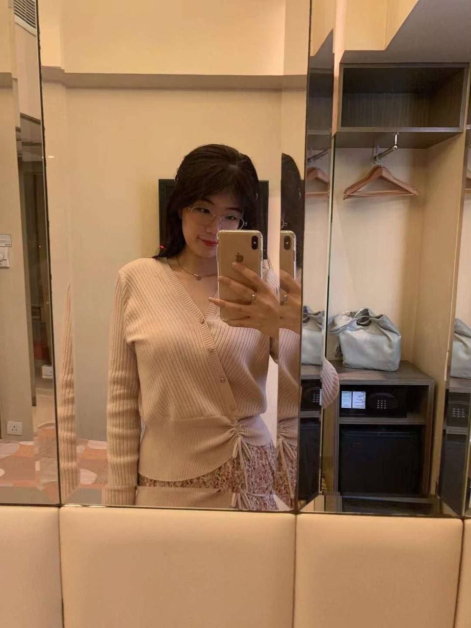 高挑身材眼镜妹自拍照