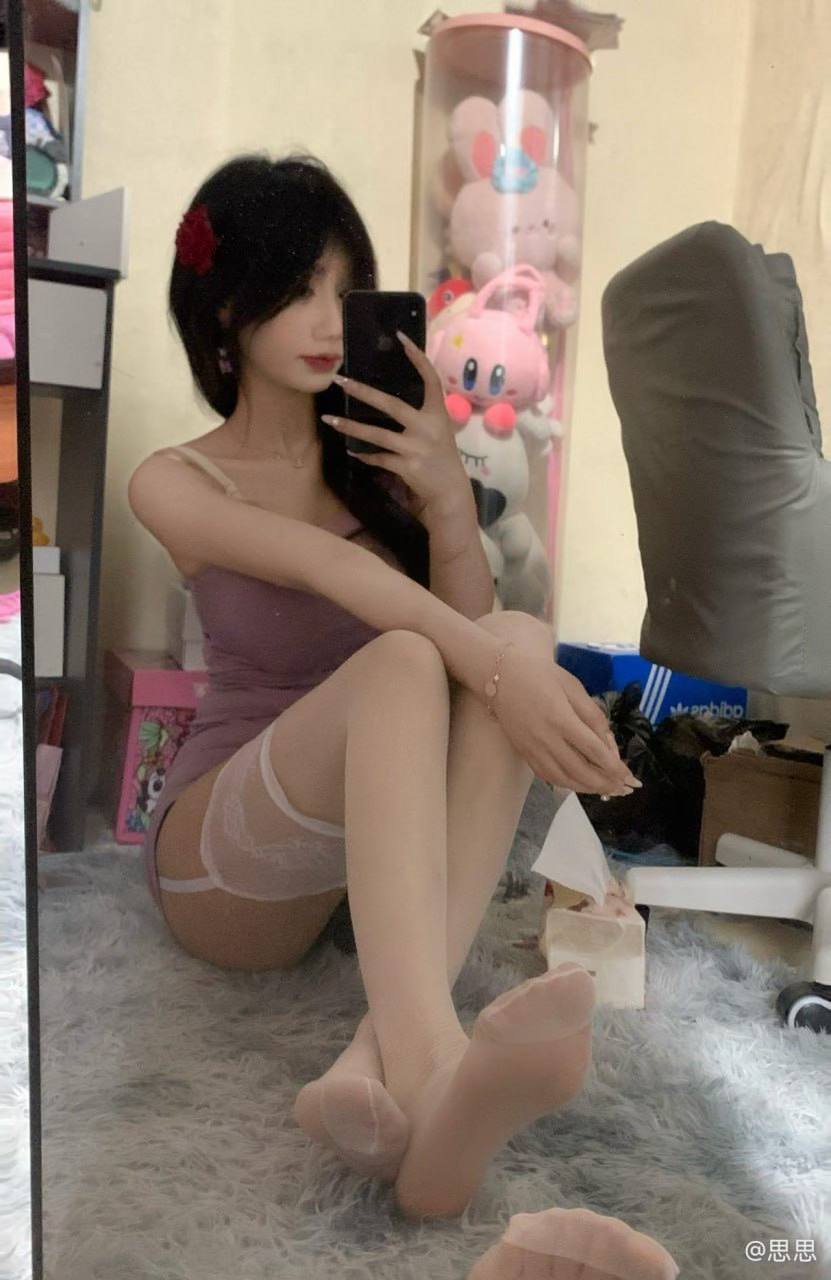 高挑身材美女小姐姐自拍照