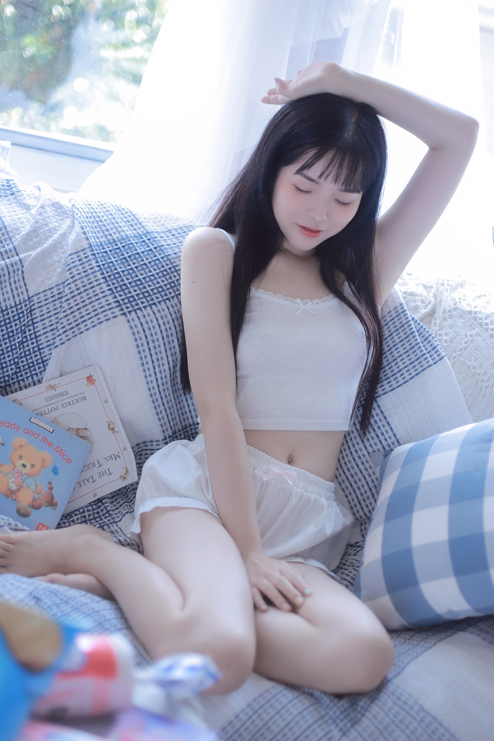 可爱的小姐姐自拍美腿丝袜脚