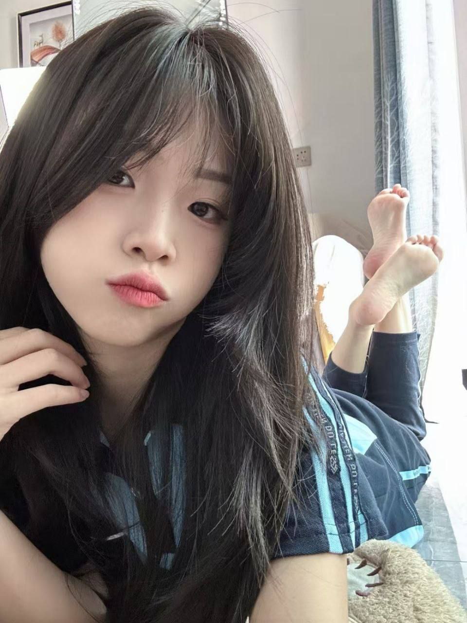 可爱的小姐姐自拍美腿丝袜脚