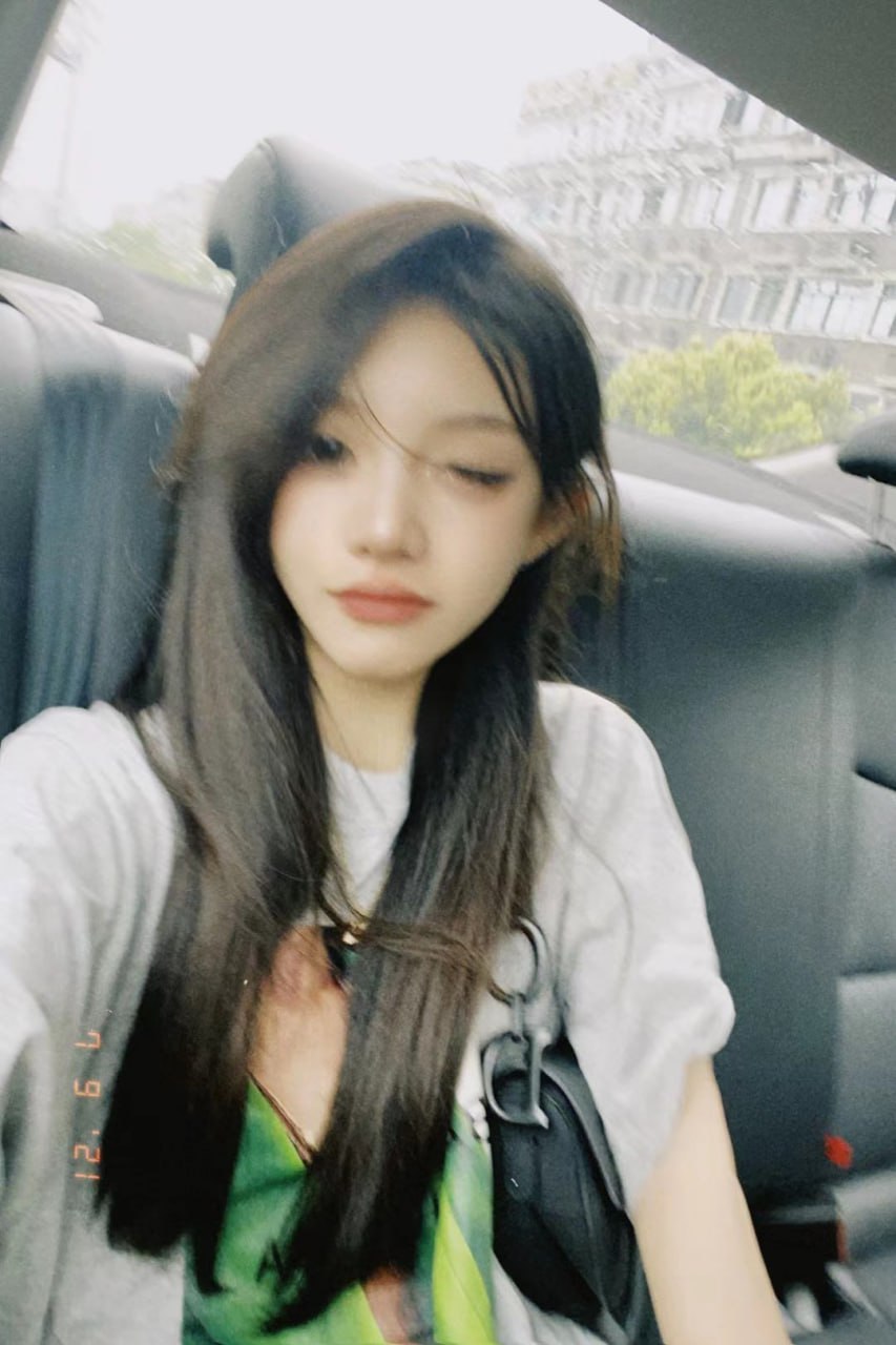 大长腿小姐姐自拍照