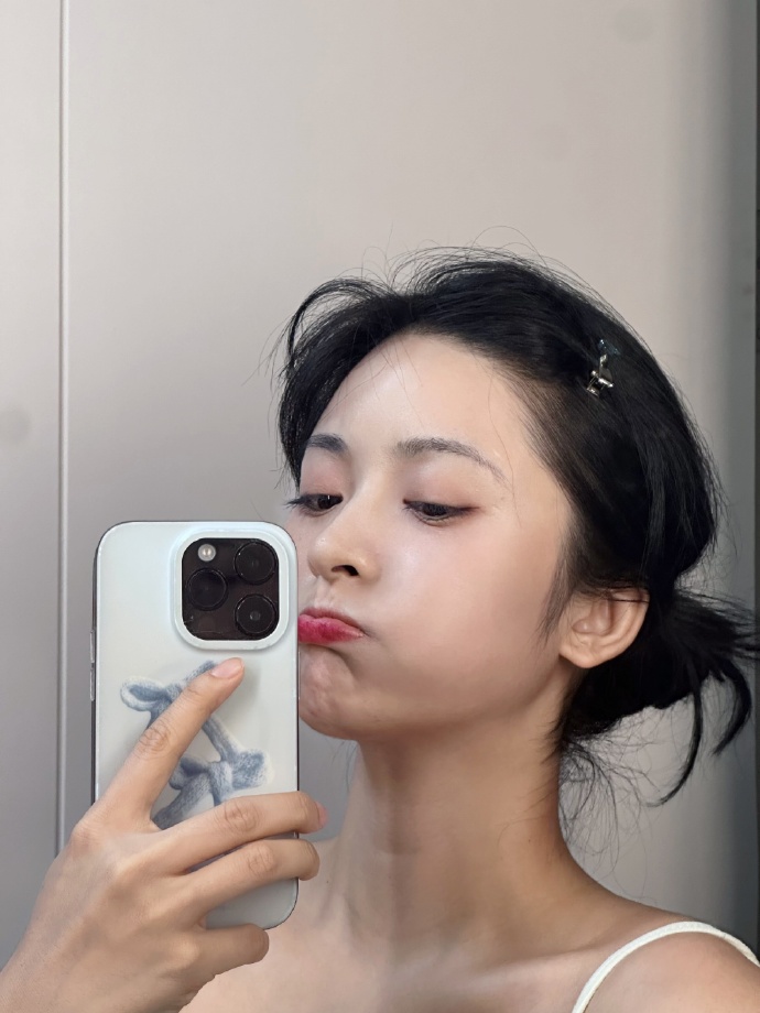 陆翊Change，大漠拍美照，姐姐身材真好