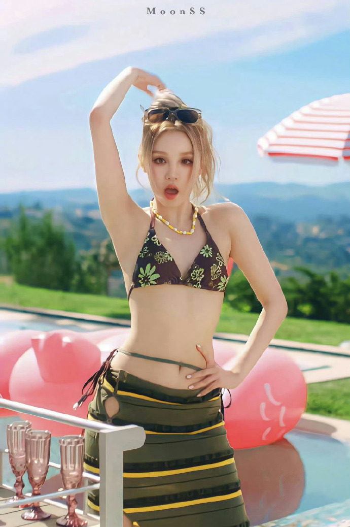 奚梦瑶抱着花去公园散步好惬意！头戴墨镜又美又飒