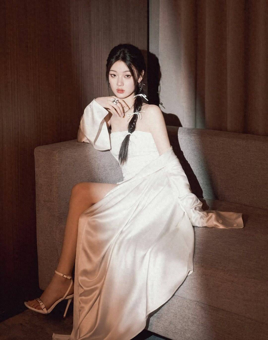 奚梦瑶抱着花去公园散步好惬意！头戴墨镜又美又飒