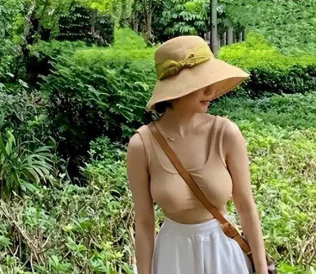 单依纯的天塌了，晒出素颜后引发网友口碑倒塌，还拉上江疏影 