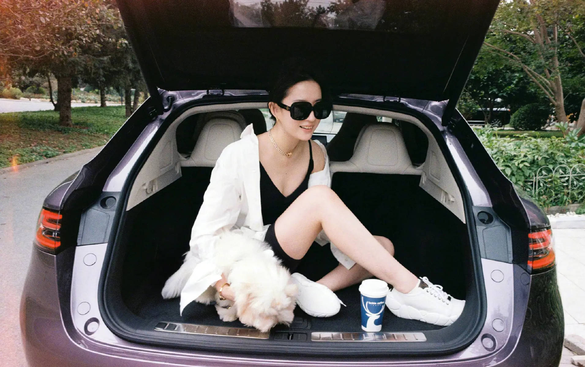 18岁黄多多度假照引争议，网友纷纷评论：这身材熟透”了！