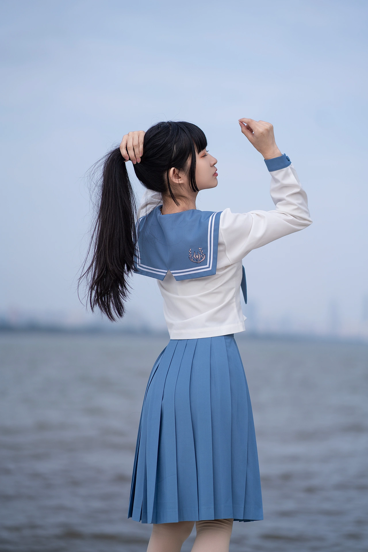 jk制服沙发上的jk少女