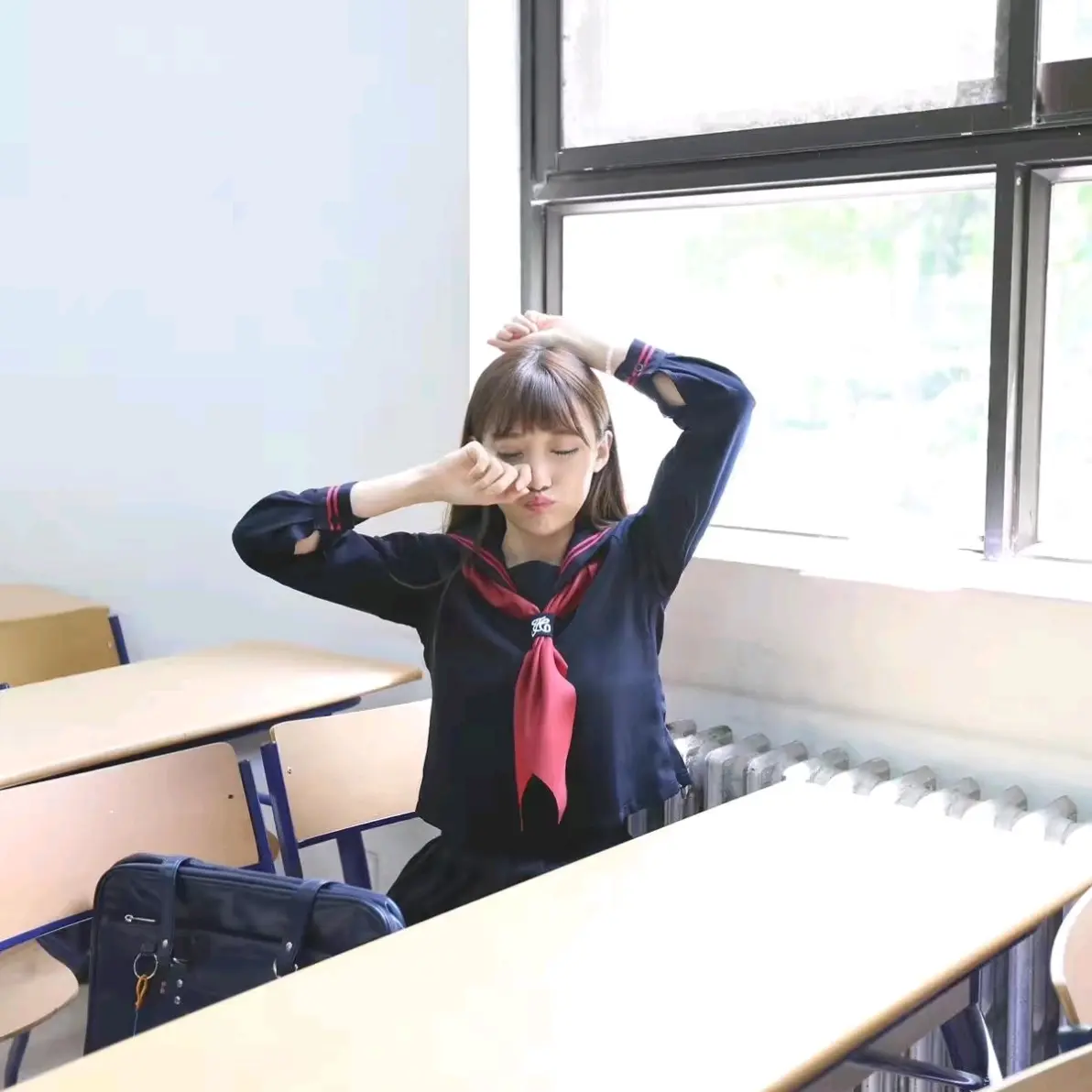 jk制服沙发上的jk少女