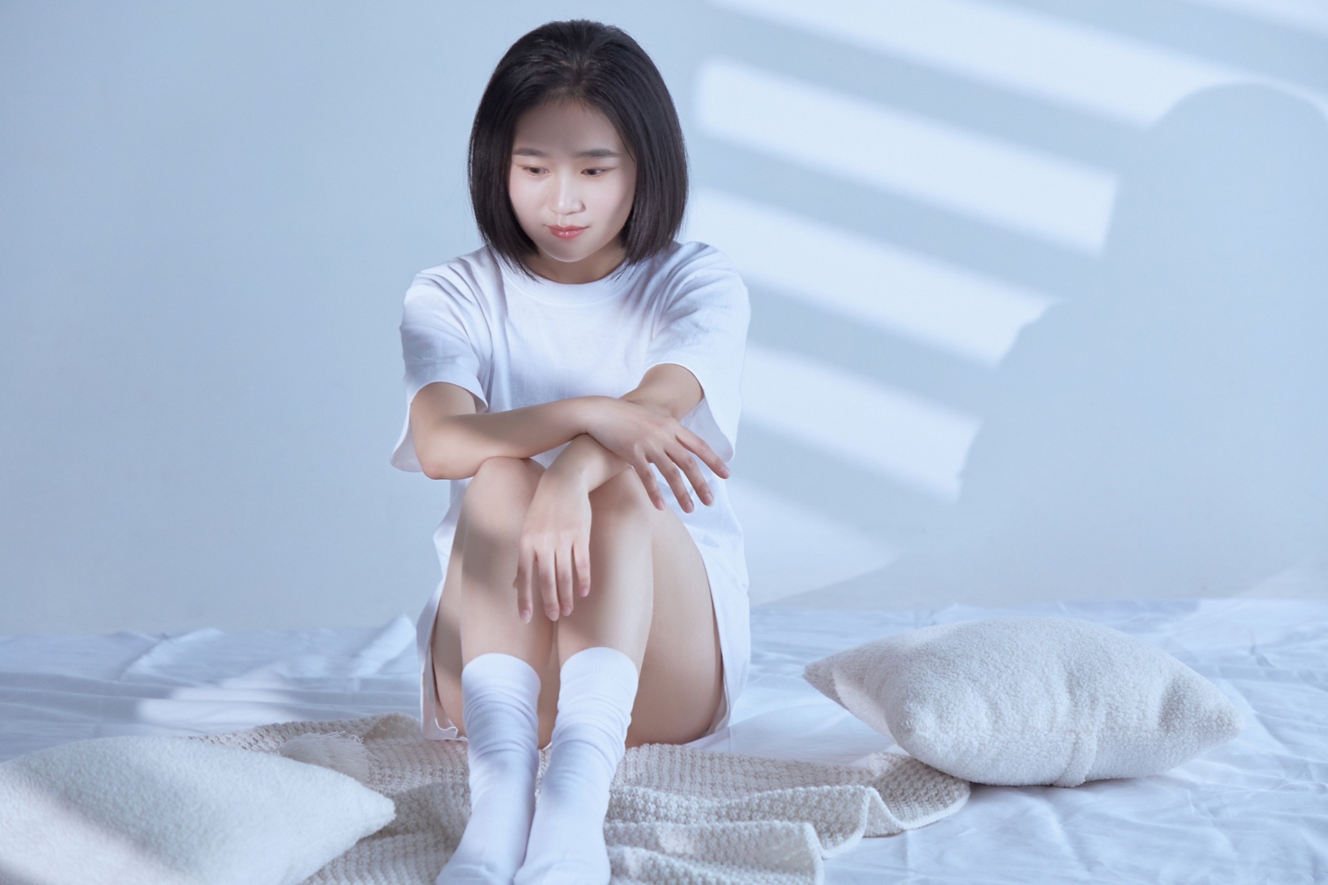 【居家私房写真】穿白袜子的美少女在卧室俏皮可爱