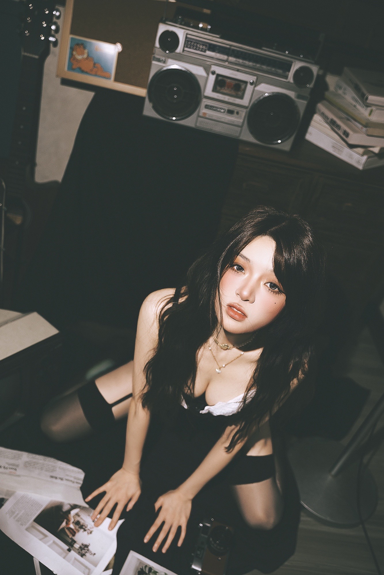 【居家私房写真】复古的墨绿色座椅、斑驳的木纹桌面、偶尔闪过的窗外风景