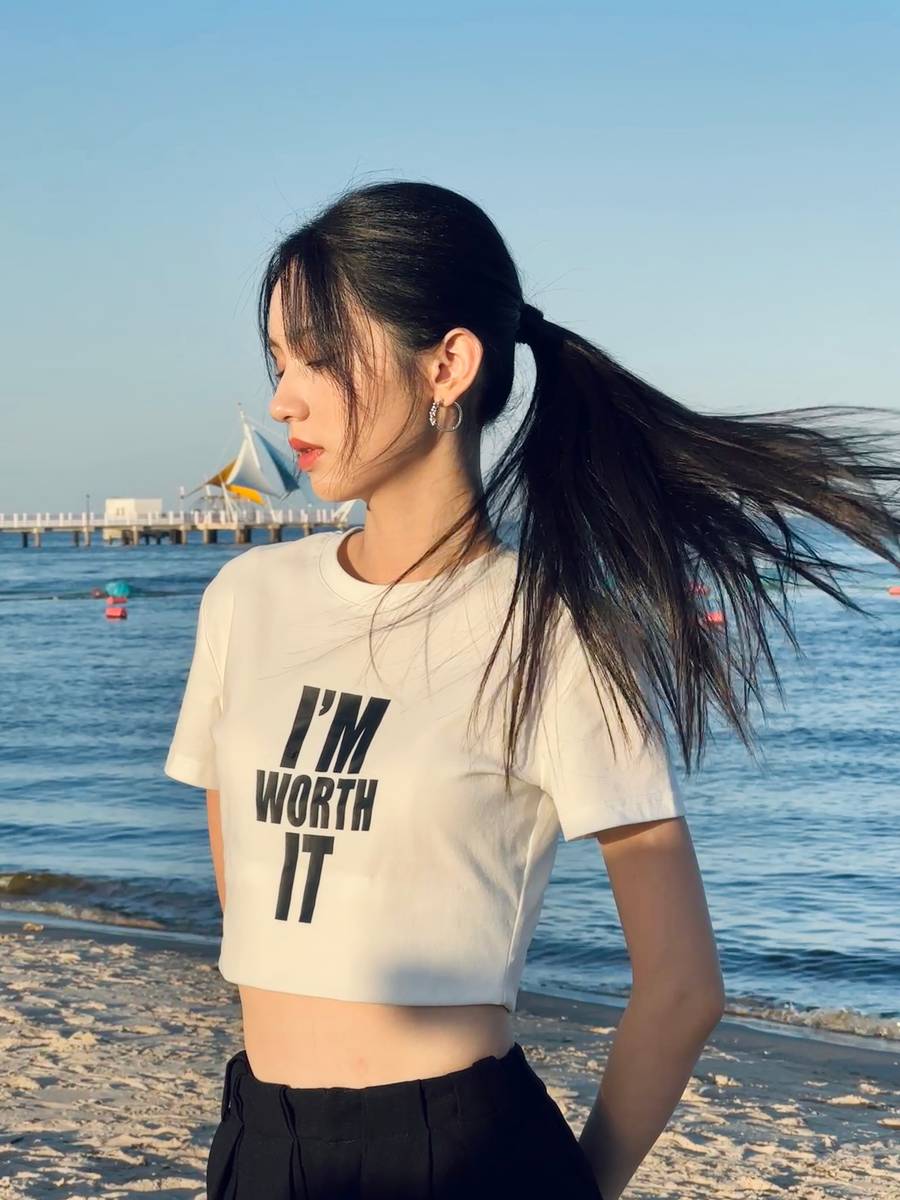 王楚然短袖配白裙清纯又文艺 双手托腮沉思恬淡安然