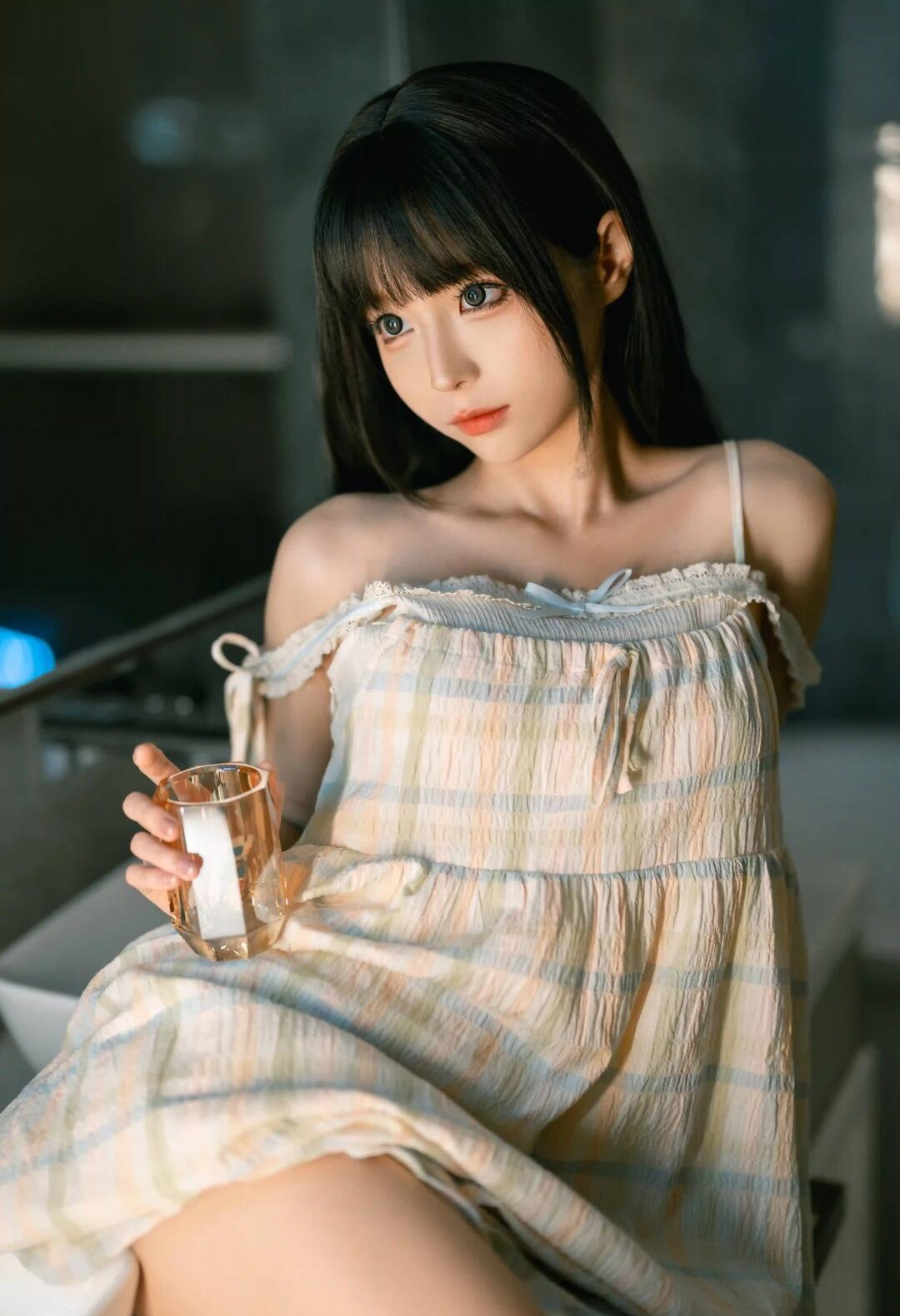 【居家私房写真】黑丝辣妹的纯欲性感写真