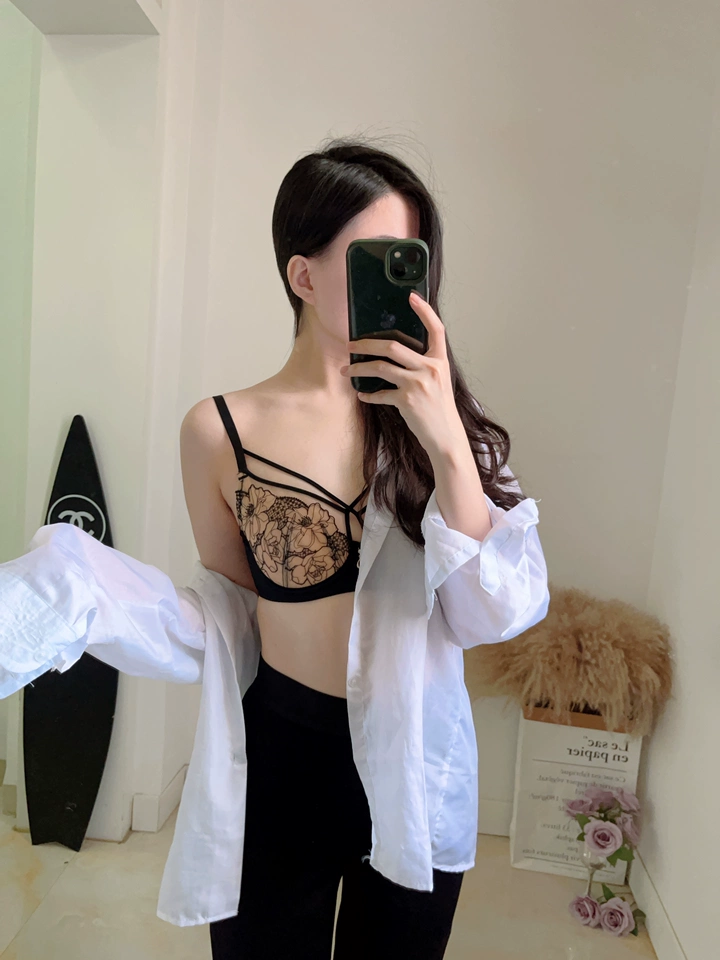 大胸显小的效果堪称一绝，胸部看起来更有型了。遮副乳的设计也很贴心，避免了很多麻烦。弹力很棒，不勒人，穿着特别舒服，