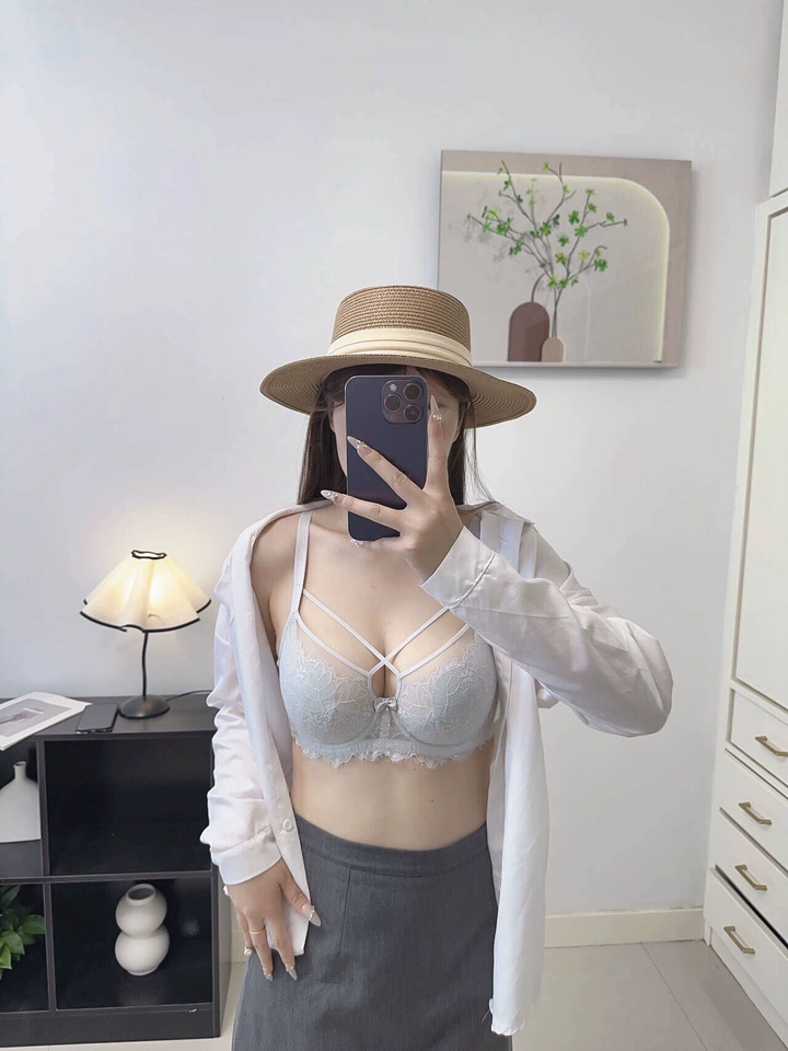 聚拢好真的不错，穿着显的胸型好看，而且是薄款的～大胸穿着一整个显小，一点也不会勒副乳