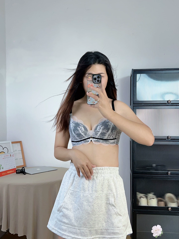 文胸颜色很好看 上身显白 软软的穿在身上很舒服 聚拢效果也不错 客服推荐的尺码准确 不错