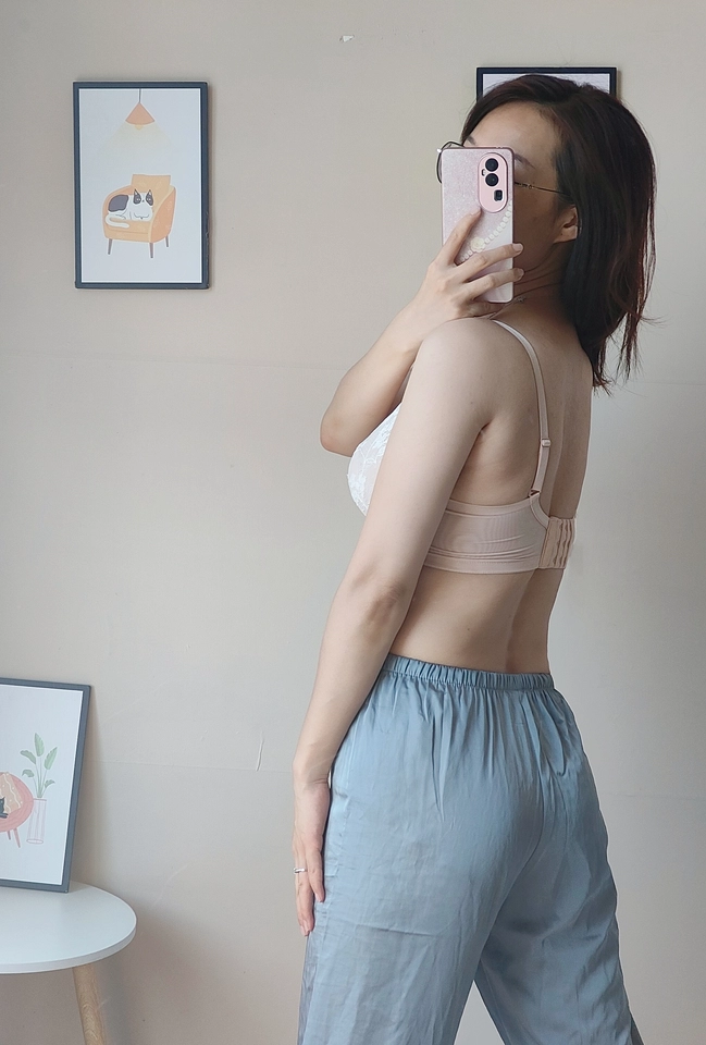 文胸颜色很好看 上身显白 软软的穿在身上很舒服 聚拢效果也不错 客服推荐的尺码准确 不错