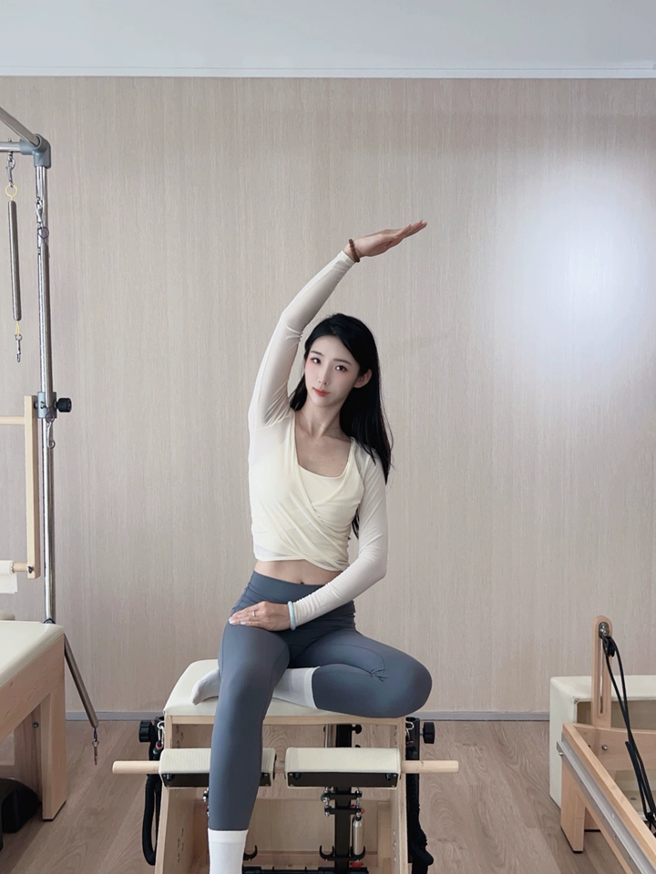 这个上衣上身好温柔 面料也很舒服 背心很透气很聚拢 拍照简直太好看啦 秋天上普拉提不知道穿什么的宝宝闭眼冲