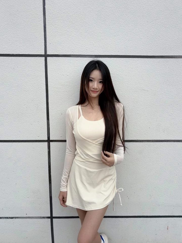 穿上这套瑜伽服，每一次伸展都能感受到面料的轻柔贴合，仿佛自己的第二层肌肤，外衫清凉透气，还可以遮住我的副乳，大爱这个颜色，推荐！