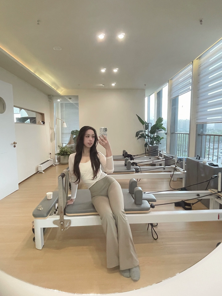 显瘦，夏天穿也不热，透气性很棒！ 性价比很高！棒棒棒，在这家店无限回购 外形外观：很有特点，爱啦！ 做工质量：质量很棒，两件叠穿很喜欢