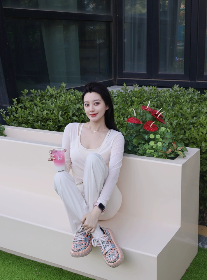 显瘦，夏天穿也不热，透气性很棒！ 性价比很高！棒棒棒，在这家店无限回购 外形外观：很有特点，爱啦！ 做工质量：质量很棒，两件叠穿很喜欢