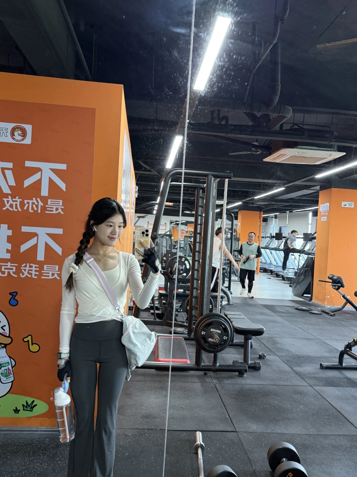 外形外观：特别好看而且显瘦又不暴露 使用体验：穿起来也合身的不松垮 做工质量：做工挺好的非常好看也没有色差