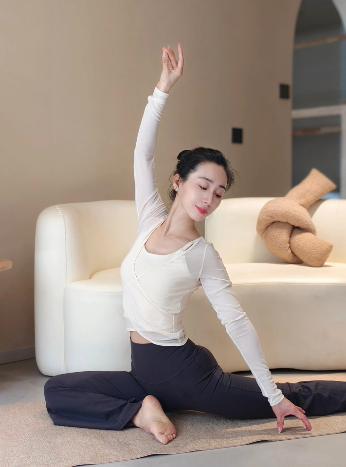 外形外观：上衣是两件套，里面是吊带 外面是长袖纱。奶白色很温柔，上身显瘦，太爱啦