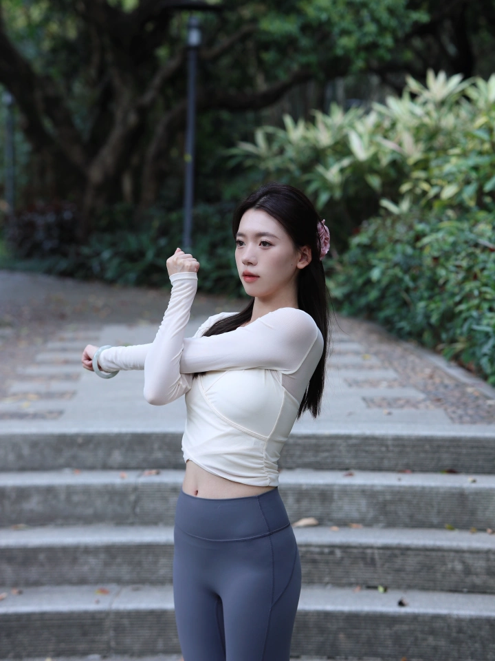 超爱这种瑜伽裙 即可当瑜伽服 还可以打羽毛球 打网球的时候穿 平时穿出去 也很搭衣服 没有拉链 松紧腰很合身 还显腿长 炒鸡喜欢～