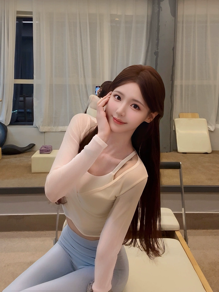 超爱这种瑜伽裙 即可当瑜伽服 还可以打羽毛球 打网球的时候穿 平时穿出去 也很搭衣服 没有拉链 松紧腰很合身 还显腿长 炒鸡喜欢～