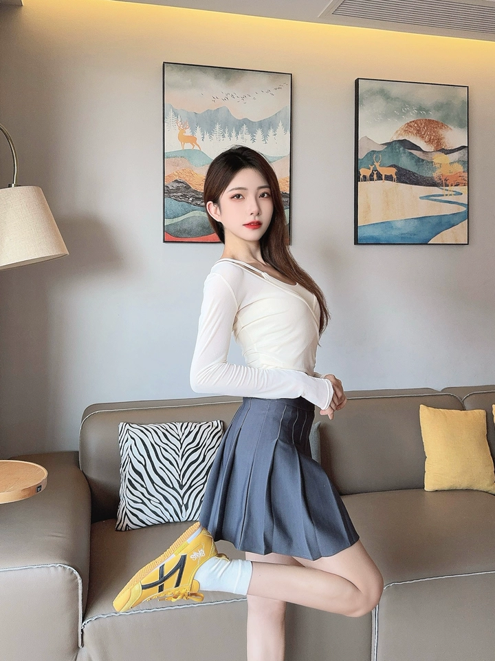 衣服质量特别好，之前买过一件紫色的穿起来就很洋气，然后又来回购了，一件白色面料很舒服，外边是纱网可以也可以叠穿其他的衣服来白色可以搭配所有颜色的裤子是真两件的都可以拆开来穿朋友还问我要了链接