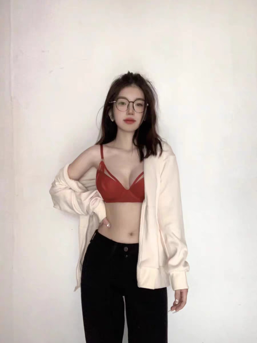 上身很舒服，红色真的很辣！夏天就要穿这种轻薄透气的！而且感觉能直接当内搭穿出门的！重点是不会上移！嘎...  ​