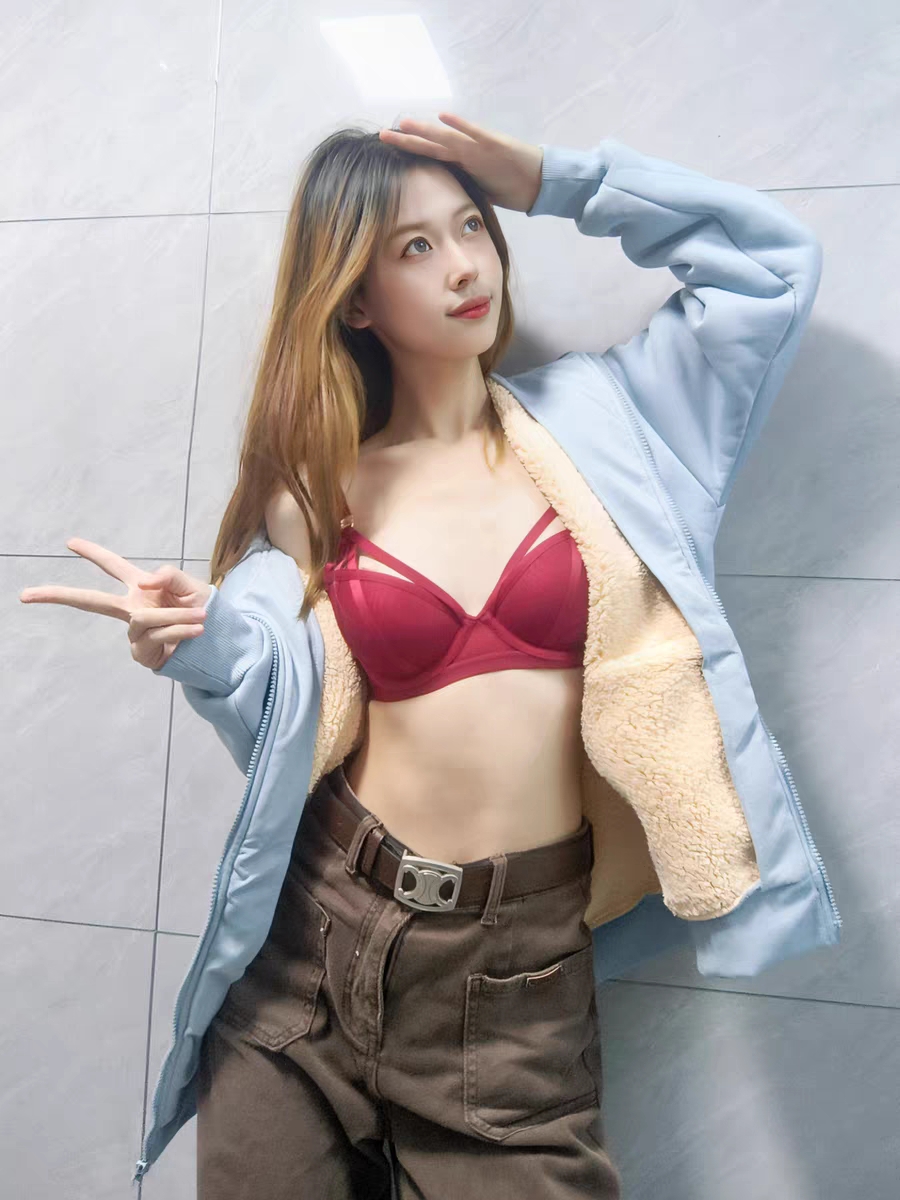 这个红色也太显白啦！今年本命年就爱穿点红哈哈哈，肥肠适合咱小胸姐妹，聚拢效果有点东西！本命年或者备婚...